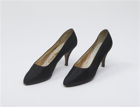 FERRAGAMO SALVATORE - Décolleté in raso nero.