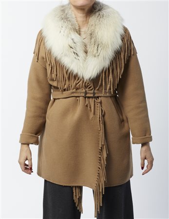 SCERVINO ERMANNO - Capo spalla cammello con frange e collo staccabile in pelliccia.