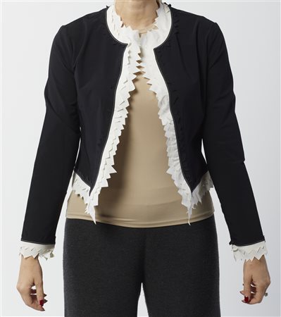 CHANEL - Cardigan nero con decorazioni bianche a contrasto.