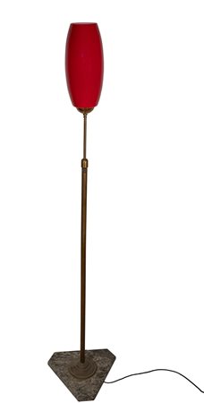 Gino Vistosi (XX secolo - ) 
Lampada da terra vintage in vetro di Murano rosso XX secolo
 183 x 34.5 x 28.5 cm