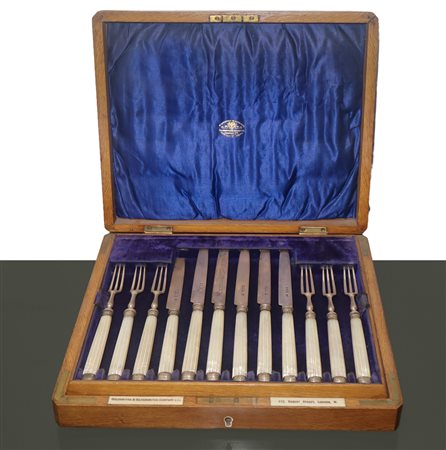 Goldsmiths & Silversmiths Co Ltd (1880)  - Servizio da frutta con posate in argento e manico in madr