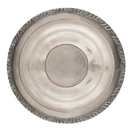 Piatto centrotavola in argento, bordo a doppio strato decorato con motivi floreali