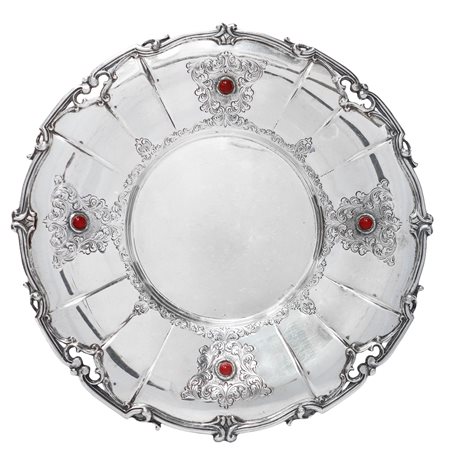Vassoio in argento rotondo, bordo smerlato, corniola applicata, al centro di bulinature barocche