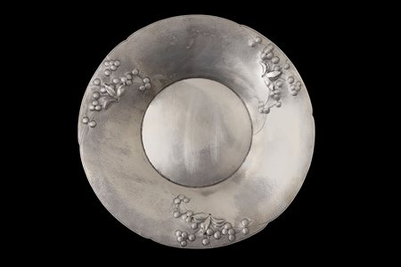 Piatto in argento 800, sbalzato a motivi floreali, 20° century