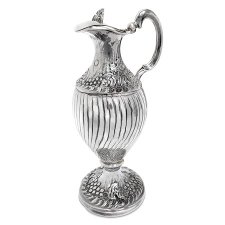 Coppia di anforette in argento sbalzate e bulinate