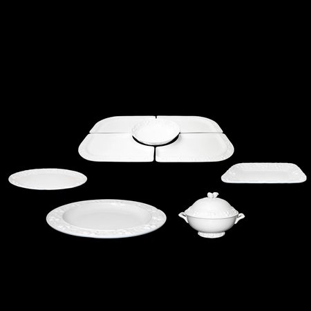 Centrotavola in ceramica smaltata bianca composto da N. 5 ceramiche smaltate, zuppiera e N 3 piatti 