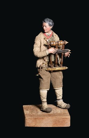 Figura da presepe in cartapesta e stoffa. Arte napoletana, XIX secolo. Cm...