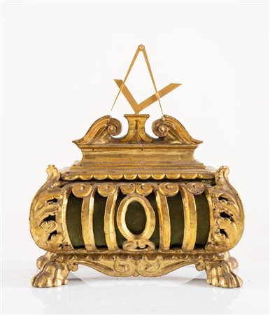 Piccola cassetta porta-reliquie in legno intagliato e dorato, convertita a...