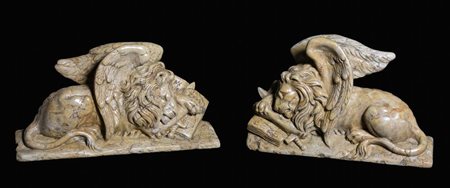 Coppia di sculture in marmo, raffiguranti leone alato di San Marco in tempo...