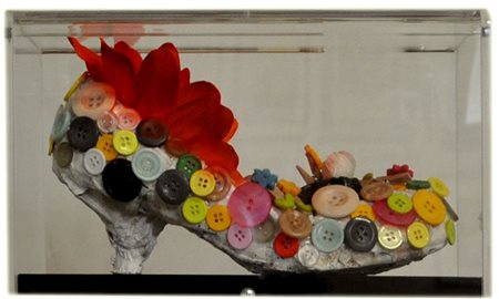 DANIELA BILLI Senza titolo Scarpa assemblata in teca di plexiglass cm....