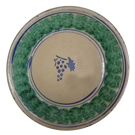 Piatto in maiolica di Caltagirone spugnato alla circonferenza, al centro grappolo d'uva, Metà 20° secolo