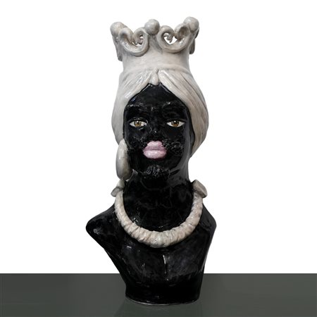 Roberto Germano (Caltagirone)  - Testa di Moro con copricapo bianco in maiolica di Caltagirone, 21st secolo