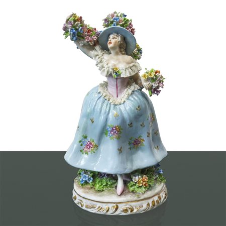 Capodimonte - Donna davanti albero in fiore, porcellana di Capodimonte, collezione Fabris
