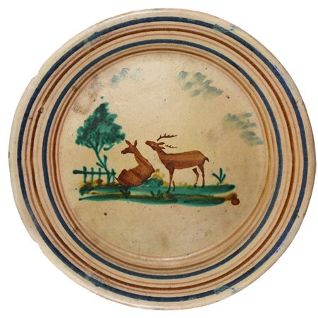 Piatto in maiolica policroma di Caltagirone con raffigurazione di cervi