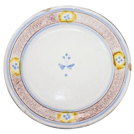 Coppia di piattini in maiolica di Caltagirone, circonferenza in manganese con fiori giallo e azzurro, fiore al centro, 20° secolo