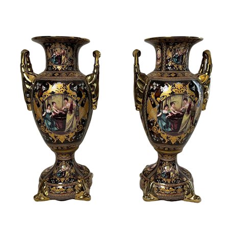 Coppia di vasi in ceramica di porcellana, raffiguranti scene Neoclassiche,...