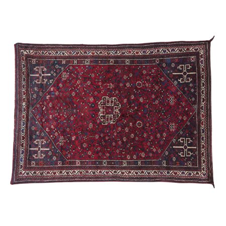 Tappeto in tessuto bordeaux. Dimensioni: 253x182 Segni di usura e macchie...