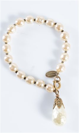 MIRIAM HASKELL Bracciale con perle e ciondolo in perla a forma di goccia....