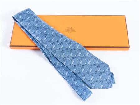HERMÈS Cravatta in seta a fantasia con ippopotami sui toni dell'azzurro. 