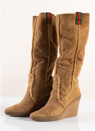 GUCCI Stivali in pelle di montone monogram color nocciola e banda web rossa e...