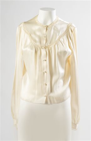 Camicia in raso di seta avorio con inserti in pizzo. Anni '40. Taglia 40.