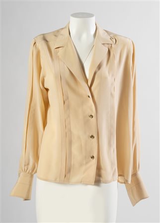 CHANEL Camicia in raso di seta avorio con due plissettature sul davanti....
