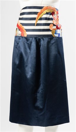 GIANFRANCO FERRE' Gonna in raso di seta blu con fascia decorativa a ricami...