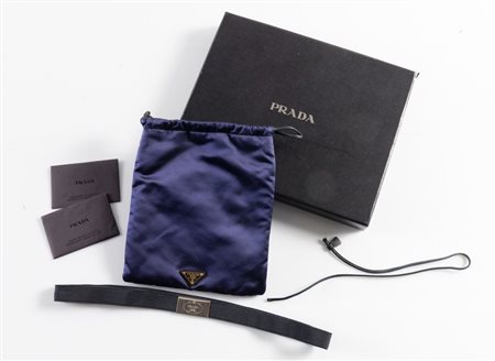 PRADA Borsa a mano in raso travel blu. Presenta cinturino elastico...