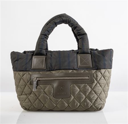 CHANEL Borsa modello Cocoon in nylon color khaki con motivo matellassé e...