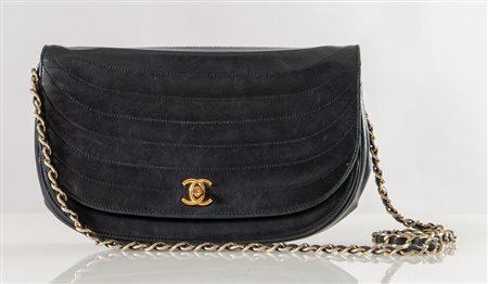 CHANEL Borsa a tracolla modello Demi-Lune in pelle di vitello nera con...