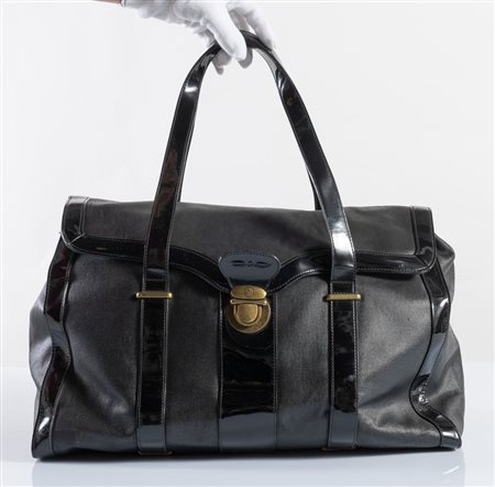 ARMANI JEANS Borsa da viaggio in tela nera con finiture in vernice nera e...