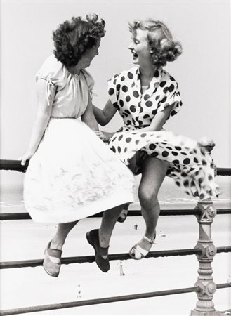 Bert Hardy 1913-1995 Maidens in Waiting, 1951 stampa alla gelatina ai sali...