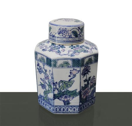 Coppia di vasi cinesi ottagonali in porcellana bianca