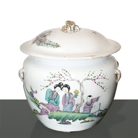 Zuppiera in porcellana bianca cinese dipinta a mano con decorazione di donne e bambini in giardino fiorito scritte in caratteri cinesi. 