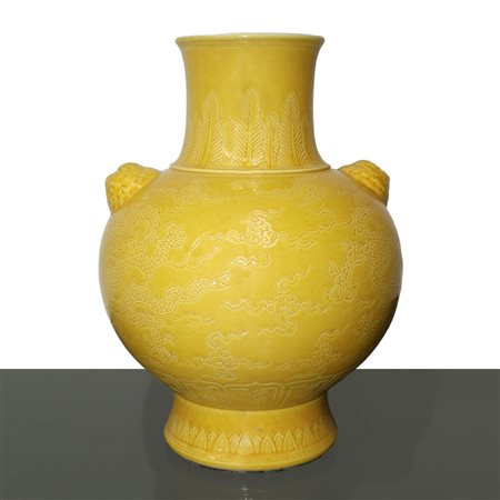 Vaso cinese in ceramica gialla con incisioni di draghi, dinstia Quinq, periodo Guanxu