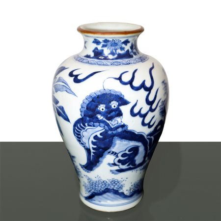 Vaso bianco e blu con leoni dipinti della dinastia Quing