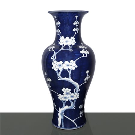 Vaso cinese in ceramica blu con decorazione di alberi di ciliegio