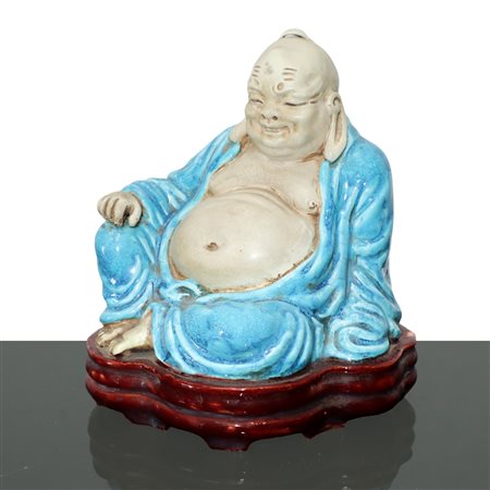 Buddha Pu-Tai ridente in ceramica smaltata nei colori del bianco e dell'azzurro