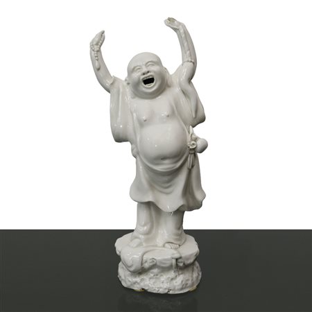 Statuina cinese di Buddha gioioso in ceramica bianca, 20° secolo