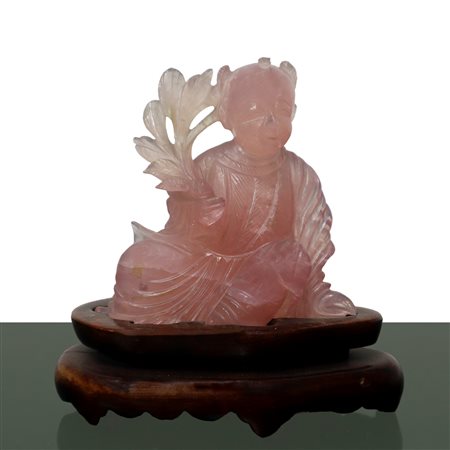 Piccola figurina di orientale con ramo in quarzo rosa. Foglia dietro la nuca scalfita. Macchia sulla veste frontale