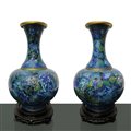 Coppia di bottiglie cloisonne cinesi fiori azzurri e blu con foglie, decori in dorato