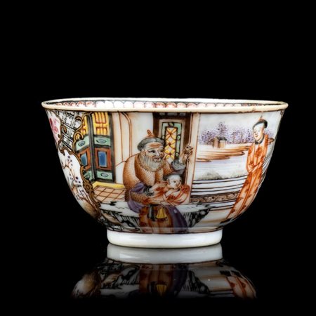  
PICCOLA CIOTOLA IN PORCELLANA 'FAMIGLIA ROSA' 
 