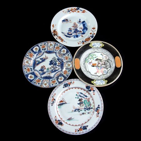  
QUATTRO PIATTI IN PORCELLANA CON DECORO A SMALTI POLICROMI 
 