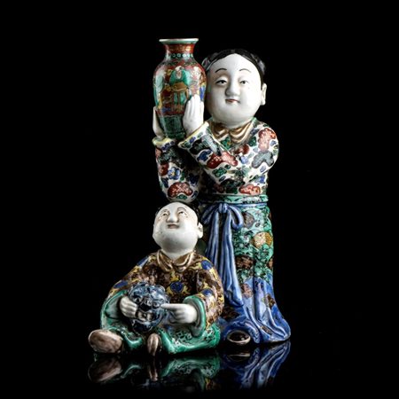  
GRUPPO CON FIGURE IN PORCELLANA 'KUTANI' CON DECORO A SMALTI POLICROMI 
 