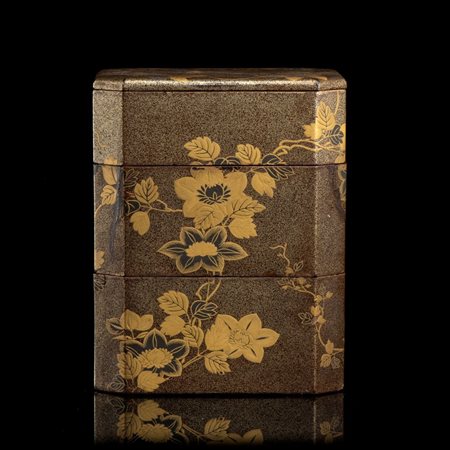  
PORTAVIVANDE A TRE SCOMPARTI IN LEGNO LACCATO E DORATO, SAGEJUBAKO 
 