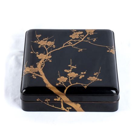  
COMPLETO DA SCRITTURA IN LEGNO LACCATO E DORATO, SUZURIBAKO 
 