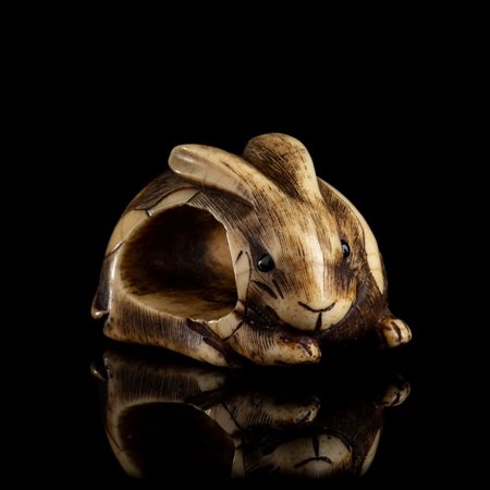  
NETSUKE CON CONIGLIO IN OSSO 
 