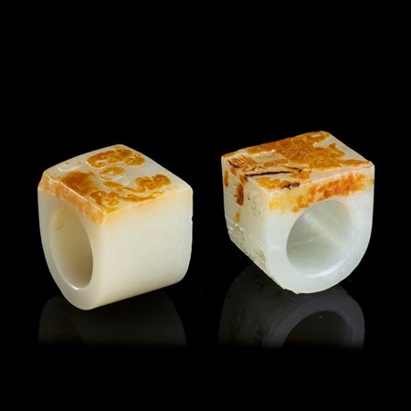  
DUE ANELLI DA ARCIERE IN GIADA BIANCA E RUGGINE 
 