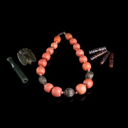  
UNA COLLANA IN VETRO E ARGENTO, QUATTRO DZI E DUE OGGETTI IN GIADA 
 50 cm