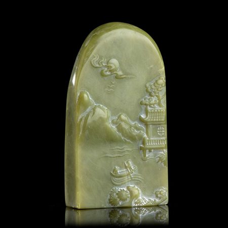  
RILIEVO IN GIADA VERDE 
 9 x 5 x 2